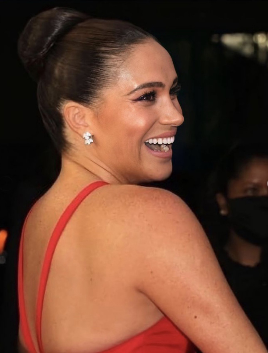 Μέγκαν Μαρκλ: Λαμπερή με κατακόκκινο φόρεμα στη Νέα Υόρκη