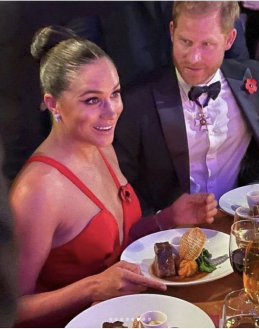 Μέγκαν Μαρκλ: Λαμπερή με κατακόκκινο φόρεμα στη Νέα Υόρκη