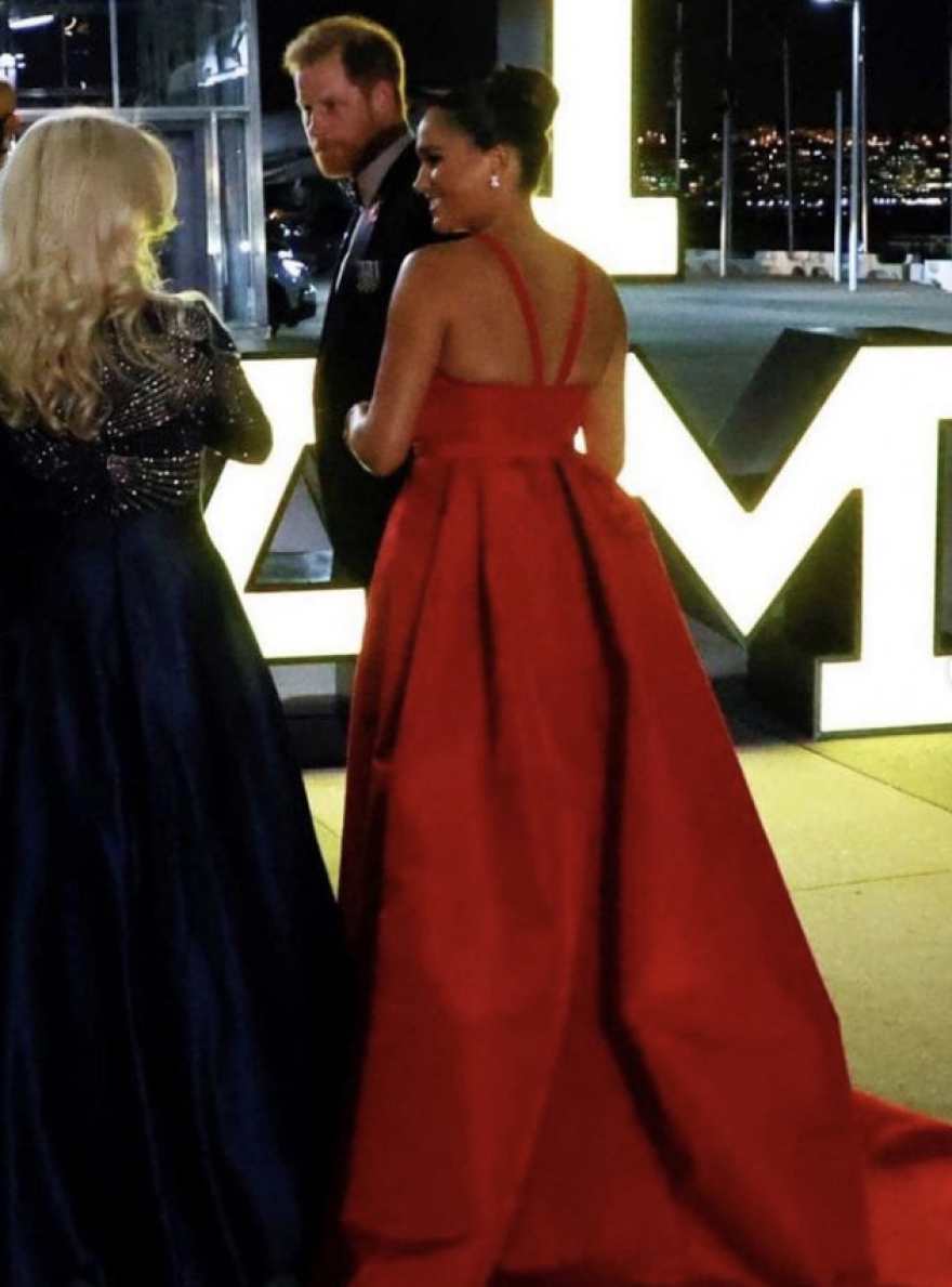 Μέγκαν Μαρκλ: Λαμπερή με κατακόκκινο φόρεμα στη Νέα Υόρκη