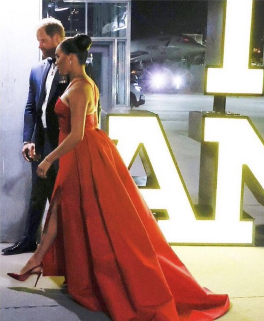 Μέγκαν Μαρκλ: Λαμπερή με κατακόκκινο φόρεμα στη Νέα Υόρκη