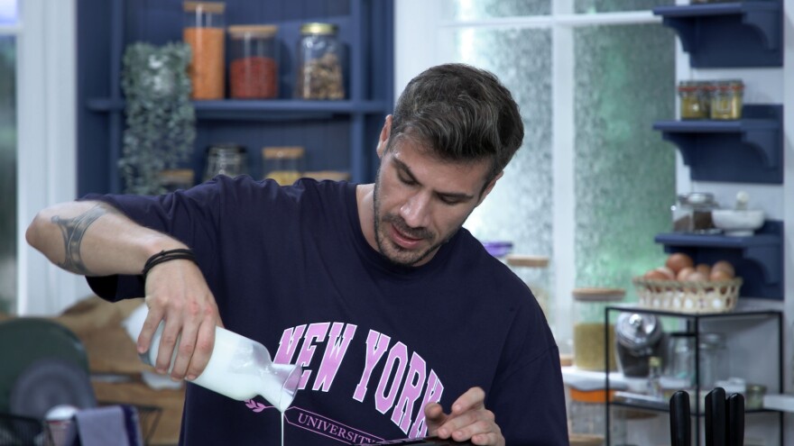 Xειμωνιάτικες συνταγές με έντονα αρώματα προτείνει ο Άκης Πετρετζίκης στο «Kitchen Lab» 