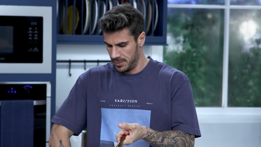 Xειμωνιάτικες συνταγές με έντονα αρώματα προτείνει ο Άκης Πετρετζίκης στο «Kitchen Lab» 