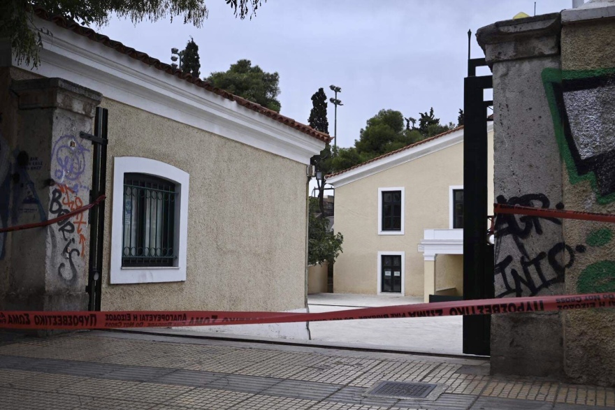 Συναγερμός για δύο φακέλους με ύποπτη πράσινη σκόνη σε γραφεία στο Καλλιμάρμαρο