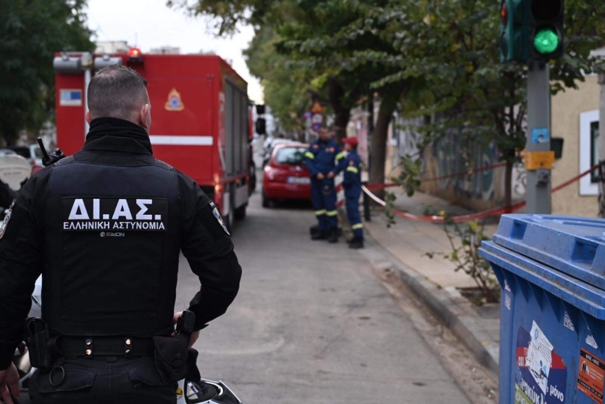 Συναγερμός για δύο φακέλους με ύποπτη πράσινη σκόνη σε γραφεία στο Καλλιμάρμαρο