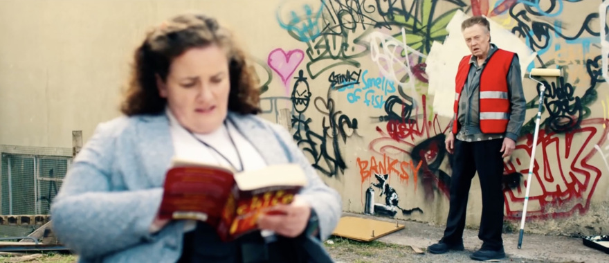 Ο Κρίστοφερ Γουόκεν όντως κατέστρεψε ένα αυθεντικό σχέδιο του Banksy στο φινάλε του «The Outlaws»