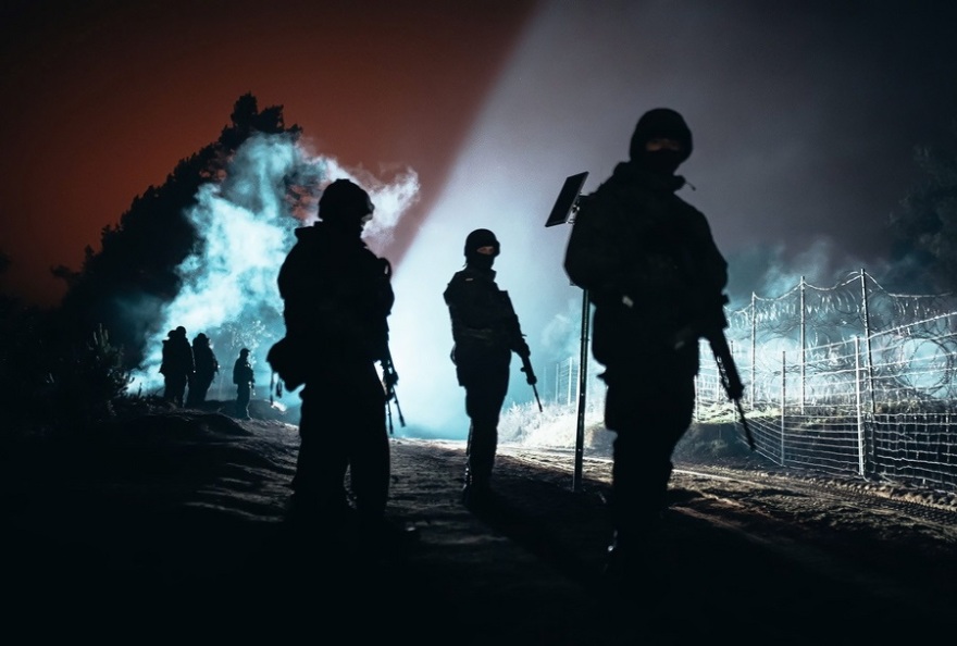 Συνταρακτικές οι εικόνες της ανθρωπιστικής κρίσης στα σύνορα Πολωνίας - Λευκορωσίας με 4.000 πρόσφυγες και μετανάστες