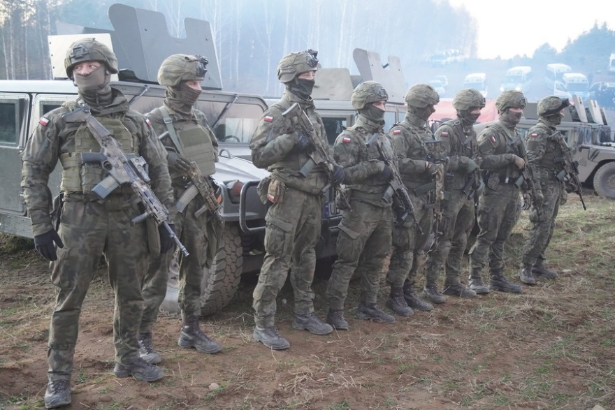 Συνταρακτικές οι εικόνες της ανθρωπιστικής κρίσης στα σύνορα Πολωνίας - Λευκορωσίας με 4.000 πρόσφυγες και μετανάστες