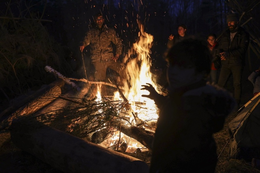 Συνταρακτικές οι εικόνες της ανθρωπιστικής κρίσης στα σύνορα Πολωνίας - Λευκορωσίας με 4.000 πρόσφυγες και μετανάστες