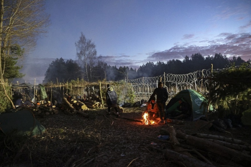 Συνταρακτικές οι εικόνες της ανθρωπιστικής κρίσης στα σύνορα Πολωνίας - Λευκορωσίας με 4.000 πρόσφυγες και μετανάστες