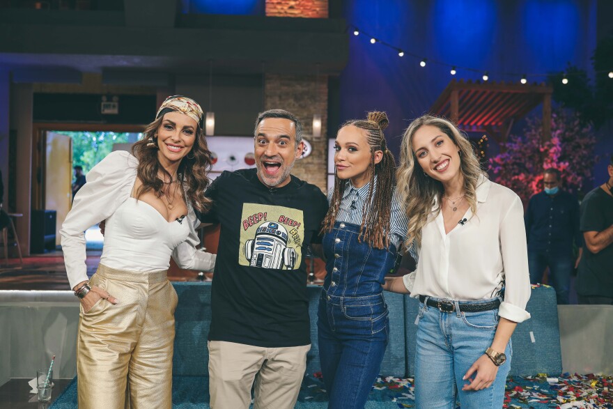  Ο Ίαν Στρατής και η Ματθίλδη Μαγγίρα παίρνουν το μικρόφωνο και τραγουδούν μαζί στο αποψινό «Celebrity Game Night» 