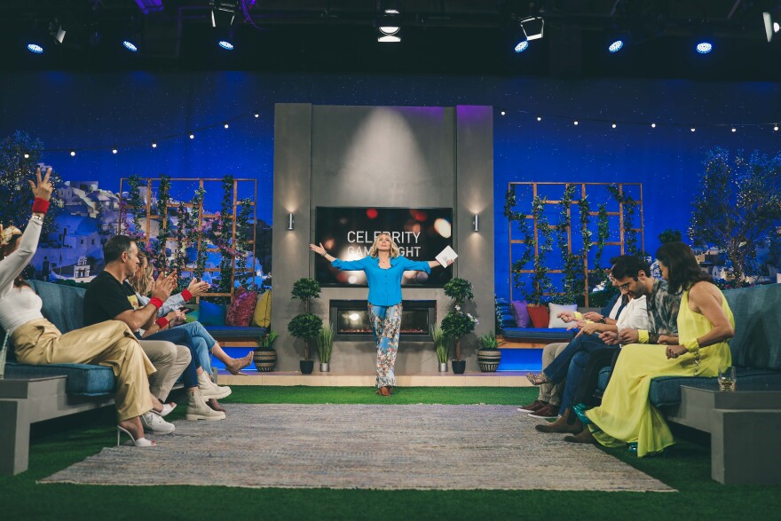  Ο Ίαν Στρατής και η Ματθίλδη Μαγγίρα παίρνουν το μικρόφωνο και τραγουδούν μαζί στο αποψινό «Celebrity Game Night» 