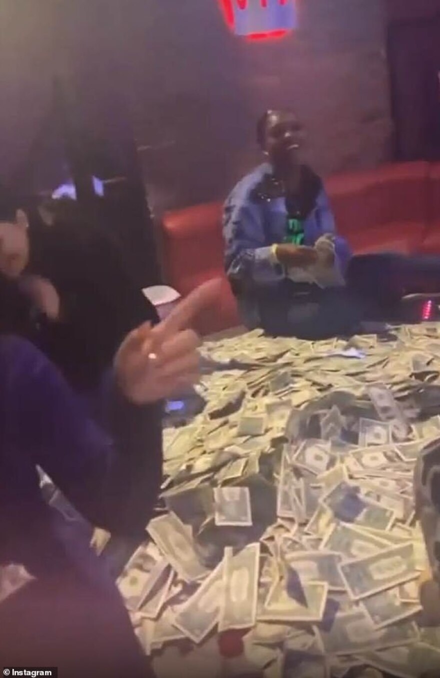 Ο Ντρέικ πέταξε 1 εκατομμύριο δολάρια σαν... πετσετάκια στην πίστα στριπ κλαμπ