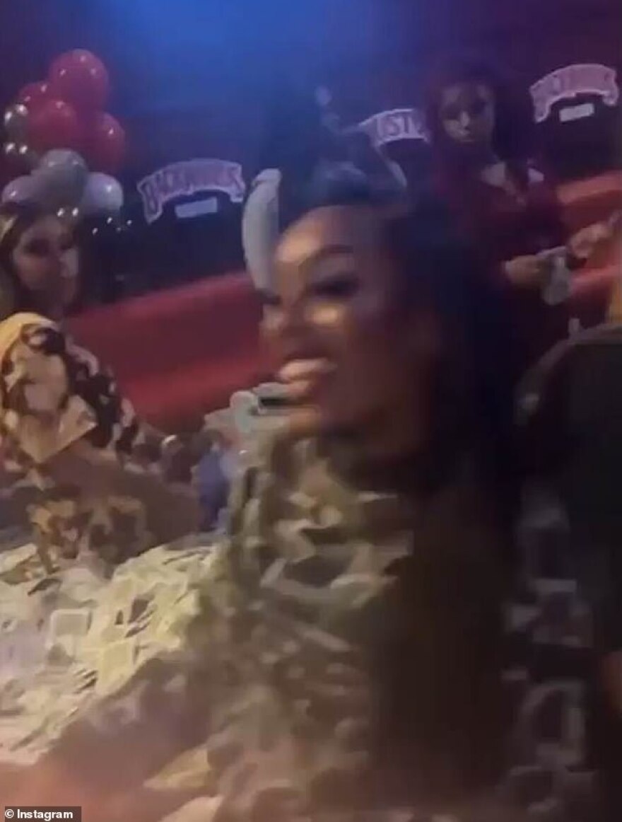 Ο Ντρέικ πέταξε 1 εκατομμύριο δολάρια σαν... πετσετάκια στην πίστα στριπ κλαμπ