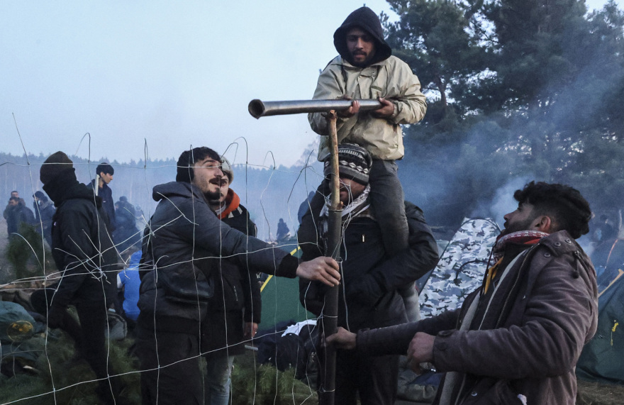 Λευκορωσία: Δίνουν δακρυγόνα στους μετανάστες για να επιτεθούν στις πολωνούς στρατιώτες 