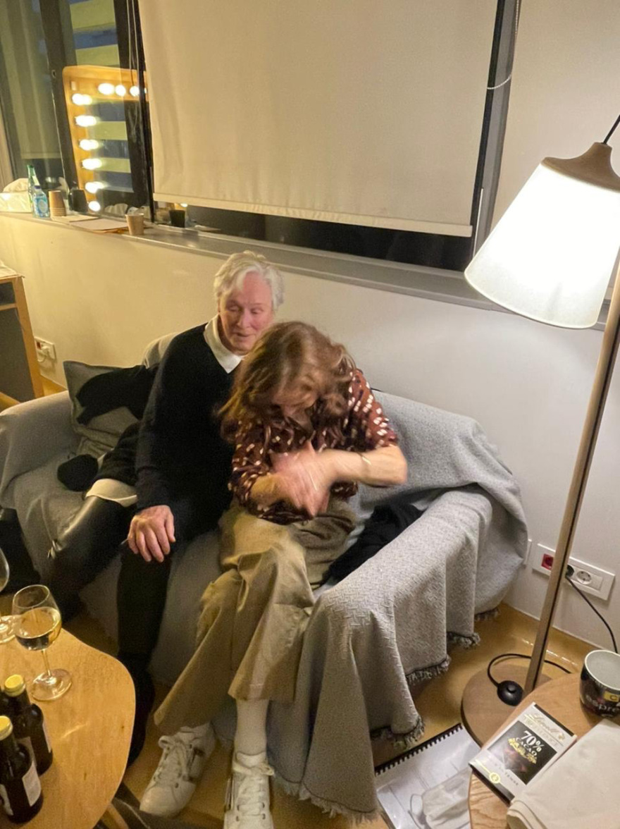 Όλη η Αθήνα-μαζί και η Γκλέν Γκλόουζ-είδαν τον «Γυάλινο Κόσμο» με την Ιζαμπέλ Ιπέρ