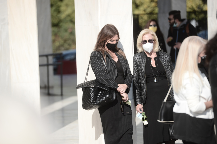 Συγγενείς και φίλοι αποχαιρέτησαν τον Χρήστο Κυριαζή - Με λευκά τριαντάφυλλα η Βάνα Μπάρμπα