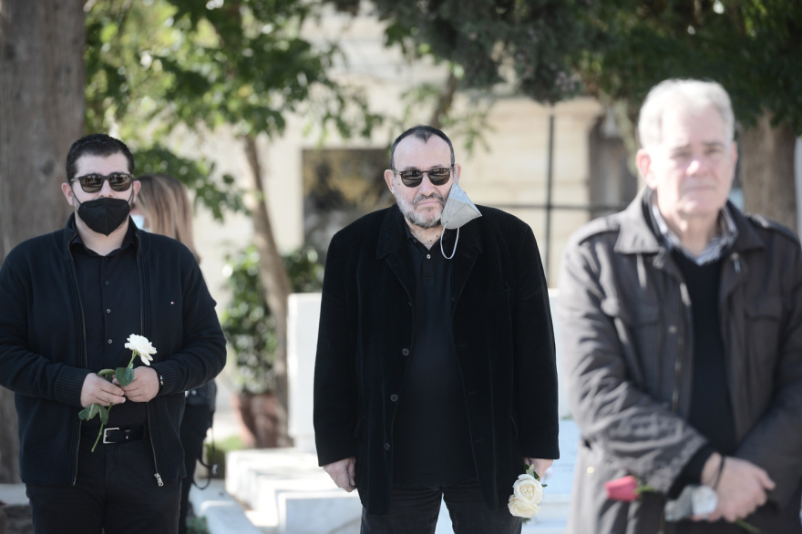 Συγγενείς και φίλοι αποχαιρέτησαν τον Χρήστο Κυριαζή - Με λευκά τριαντάφυλλα η Βάνα Μπάρμπα