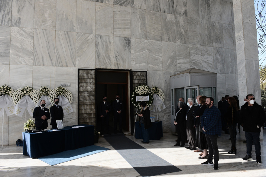 Συγγενείς και φίλοι αποχαιρέτησαν τον Χρήστο Κυριαζή - Με λευκά τριαντάφυλλα η Βάνα Μπάρμπα