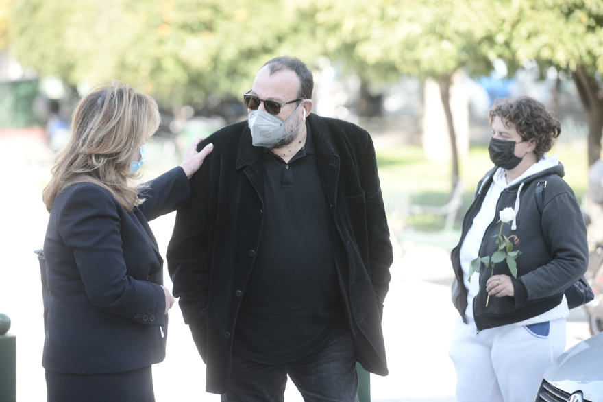 Συγγενείς και φίλοι αποχαιρέτησαν τον Χρήστο Κυριαζή - Με λευκά τριαντάφυλλα η Βάνα Μπάρμπα