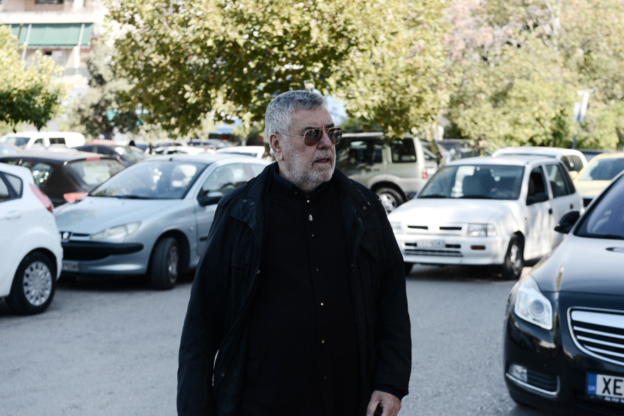 Συγγενείς και φίλοι αποχαιρέτησαν τον Χρήστο Κυριαζή - Με λευκά τριαντάφυλλα η Βάνα Μπάρμπα