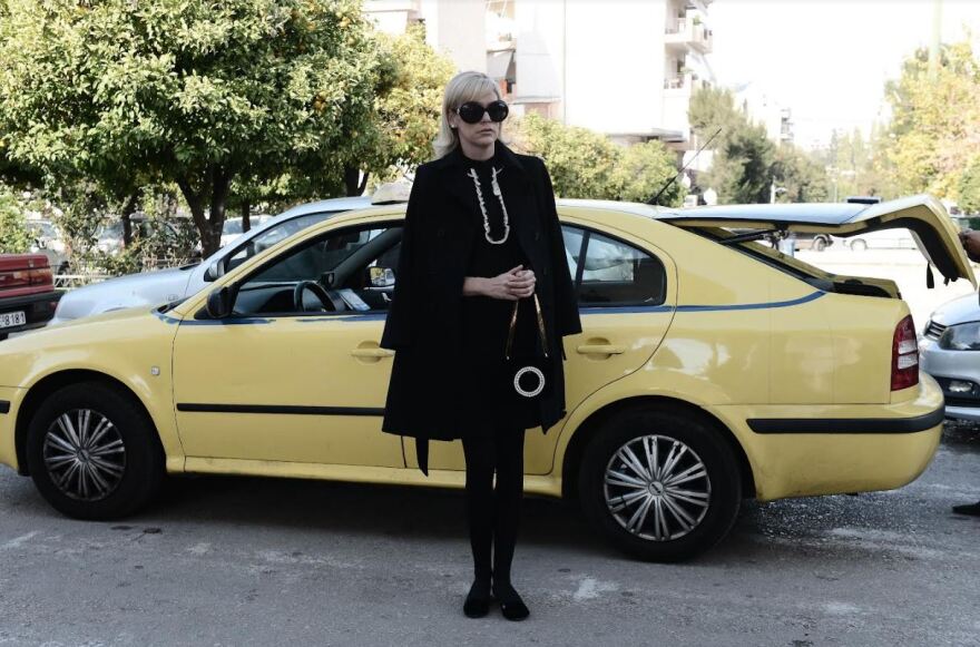 Συγγενείς και φίλοι αποχαιρέτησαν τον Χρήστο Κυριαζή - Με λευκά τριαντάφυλλα η Βάνα Μπάρμπα