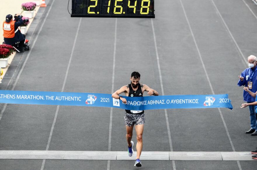 Ο Κώστας Γκελαούζος νικητής στον Κλασικό Μαραθώνιο Αθηνών με ρεκόρ διαδρομής