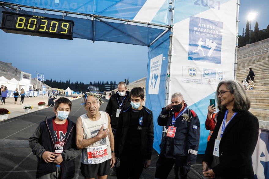 Ποιος είναι ο 90χρονος Στέλιος Πρασσάς που τερμάτισε τον Μαραθώνιο της Αθήνας