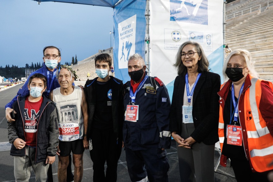 Ποιος είναι ο 90χρονος Στέλιος Πρασσάς που τερμάτισε τον Μαραθώνιο της Αθήνας