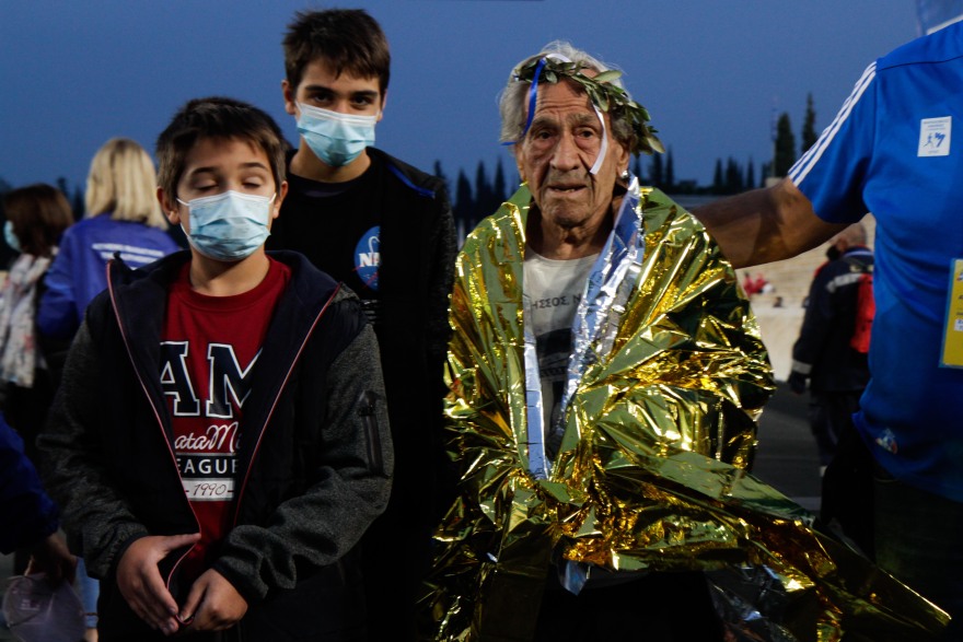 Ποιος είναι ο 90χρονος Στέλιος Πρασσάς που τερμάτισε τον Μαραθώνιο της Αθήνας