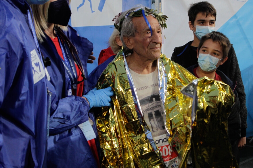 Ποιος είναι ο 90χρονος Στέλιος Πρασσάς που τερμάτισε τον Μαραθώνιο της Αθήνας