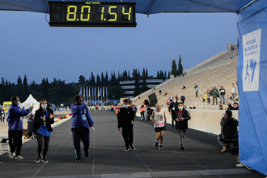 Ποιος είναι ο 90χρονος Στέλιος Πρασσάς που τερμάτισε τον Μαραθώνιο της Αθήνας