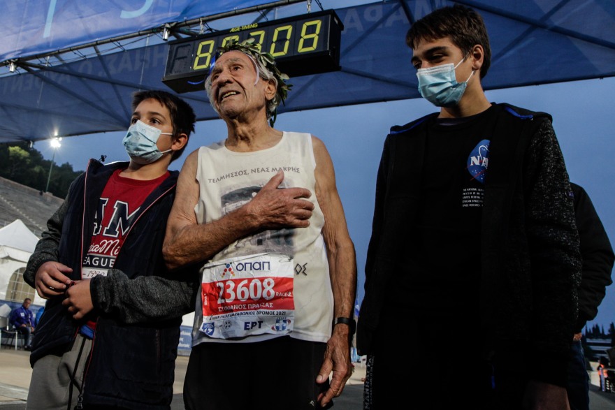 Ποιος είναι ο 90χρονος Στέλιος Πρασσάς που τερμάτισε τον Μαραθώνιο της Αθήνας