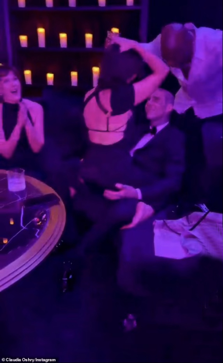 Ξεσάλωσε η Κόρτνεϊ Καρντάσιαν με τον αρραβωνιαστικό της σε γαμήλιο πάρτι