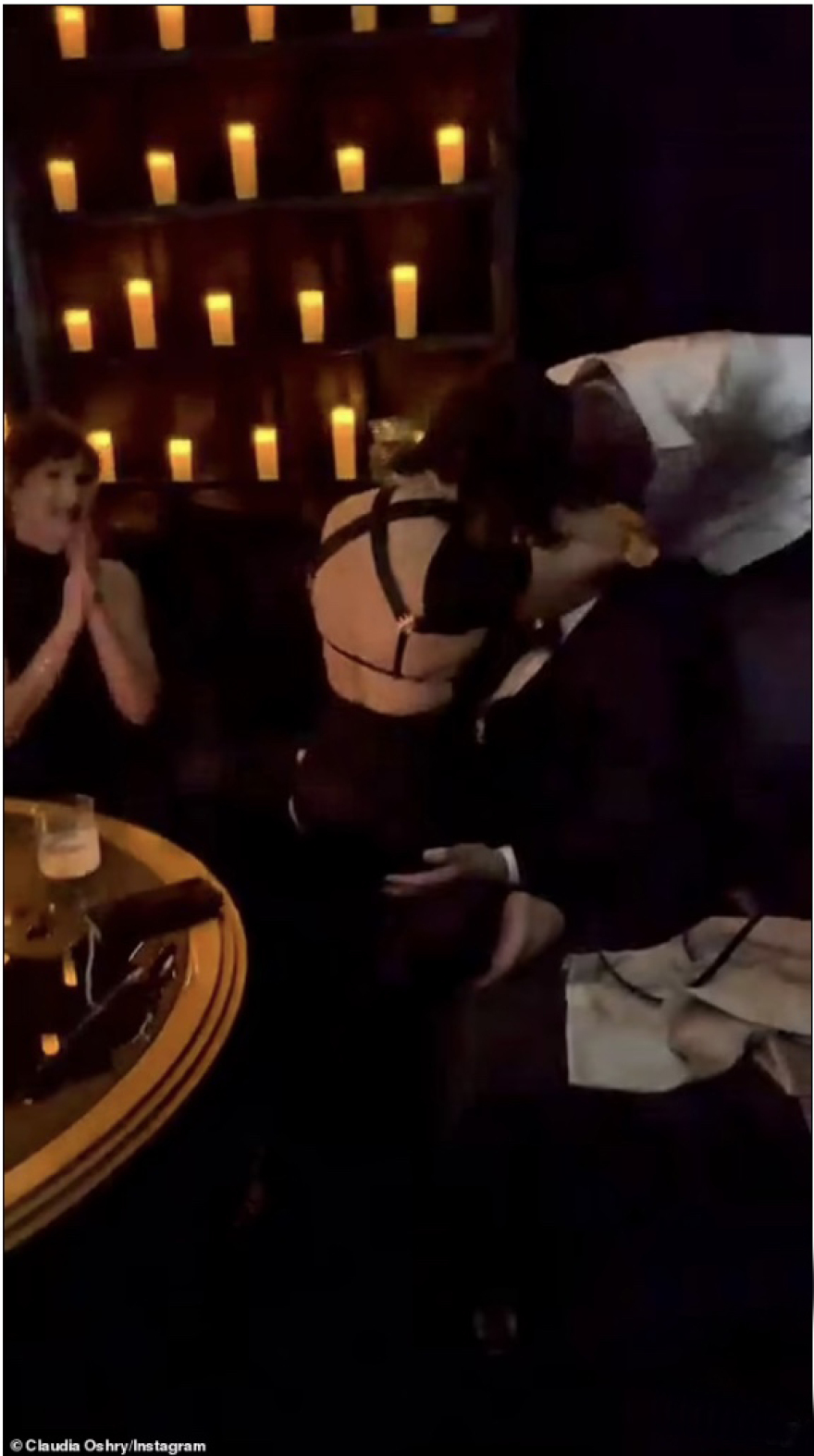 Ξεσάλωσε η Κόρτνεϊ Καρντάσιαν με τον αρραβωνιαστικό της σε γαμήλιο πάρτι