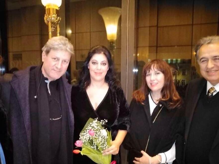 Μίκης Θεοδωράκης: Η συγκινητική συναυλία - αφιέρωμα στη μνήμη του  και τα λουλούδια στην άδεια θέση του