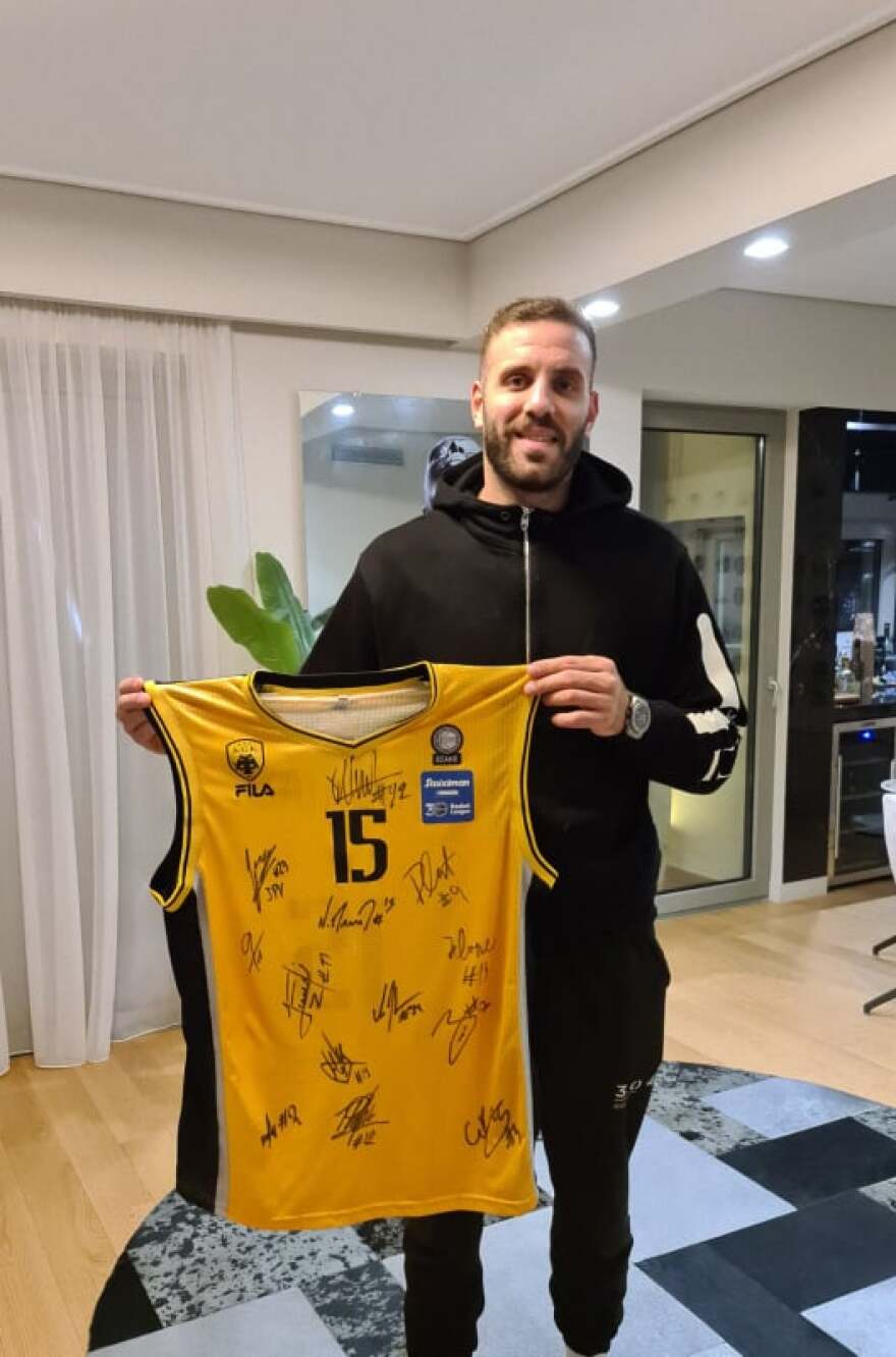 Ιωάννα Παλιοσπύρου: Η ρακέτα του Τσιτσιπά και οι φανέλες Μπουρούση-Παππά σε δημοπρασία για τα χειρουργεία της 