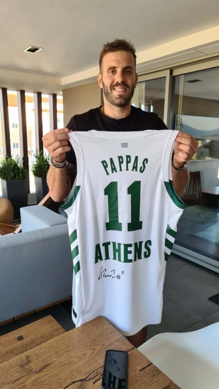 Ιωάννα Παλιοσπύρου: Η ρακέτα του Τσιτσιπά και οι φανέλες Μπουρούση-Παππά σε δημοπρασία για τα χειρουργεία της 