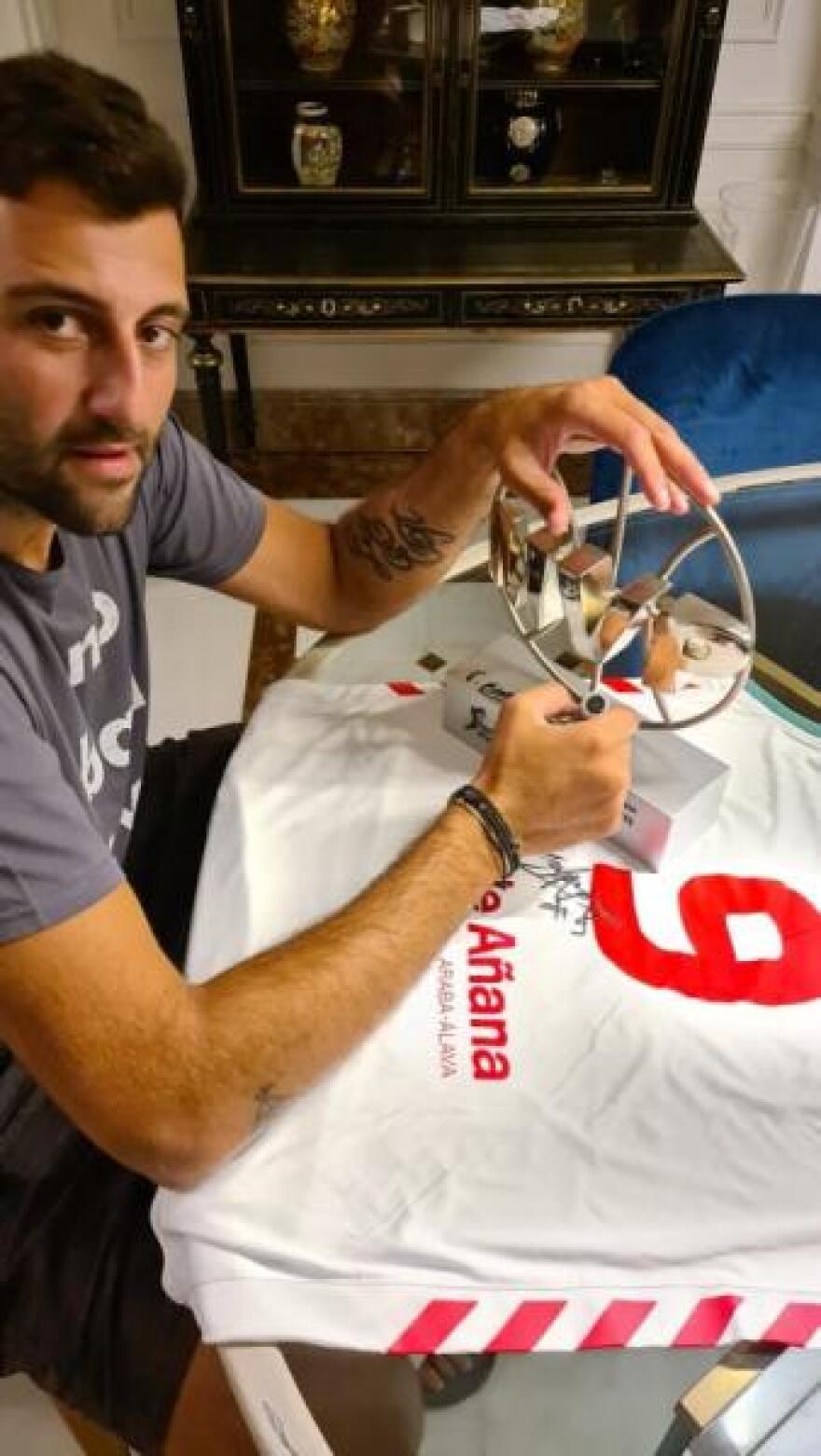 Ιωάννα Παλιοσπύρου: Η ρακέτα του Τσιτσιπά και οι φανέλες Μπουρούση-Παππά σε δημοπρασία για τα χειρουργεία της 