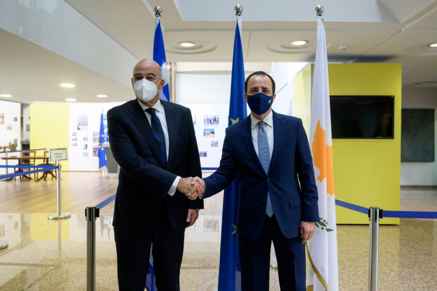 «Οι προκλήσεις δεν θα μείνουν αναπάντητες» το μήνυμα Δένδια στην Άγκυρα