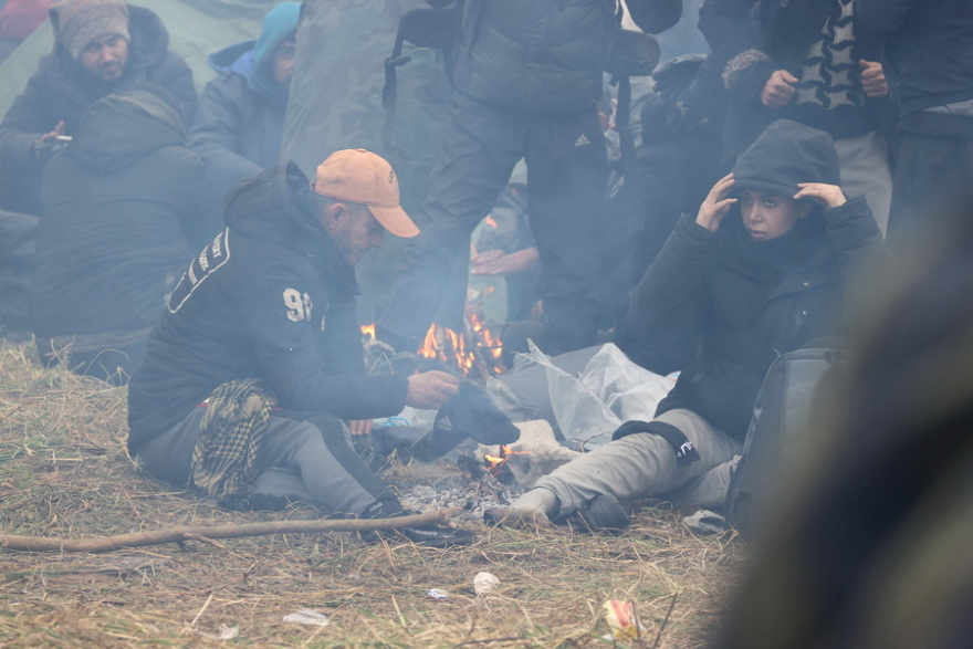 «Χάος» στα σύνορα με τη Λευκορωσία: Με δακρυγόνα και κανόνια νερού απωθούν οι Πολωνοί τους μετανάστες