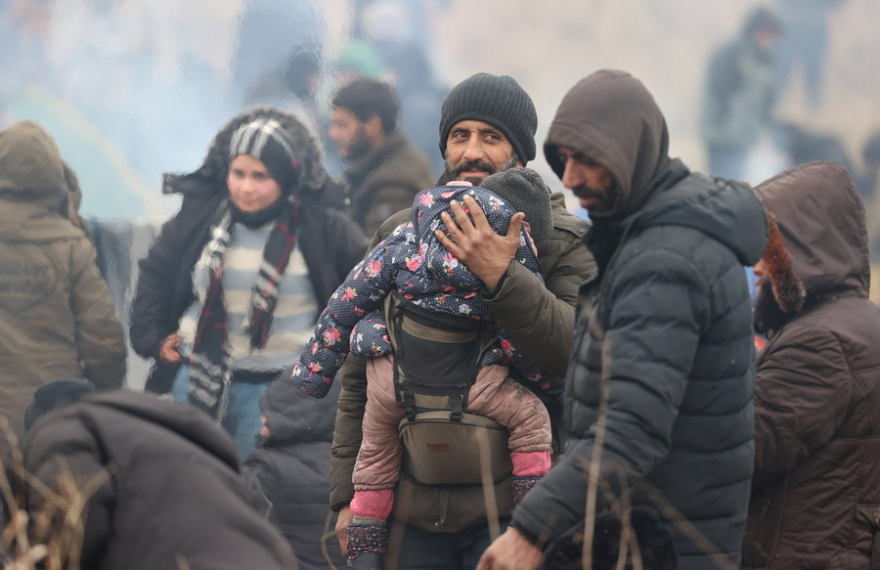 «Χάος» στα σύνορα με τη Λευκορωσία: Με δακρυγόνα και κανόνια νερού απωθούν οι Πολωνοί τους μετανάστες