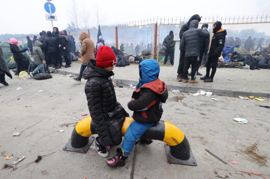 «Χάος» στα σύνορα με τη Λευκορωσία: Με δακρυγόνα και κανόνια νερού απωθούν οι Πολωνοί τους μετανάστες