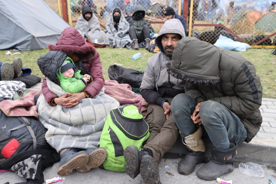 «Χάος» στα σύνορα με τη Λευκορωσία: Με δακρυγόνα και κανόνια νερού απωθούν οι Πολωνοί τους μετανάστες