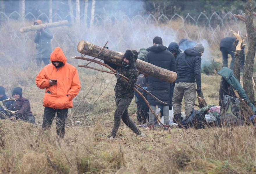 «Χάος» στα σύνορα με τη Λευκορωσία: Με δακρυγόνα και κανόνια νερού απωθούν οι Πολωνοί τους μετανάστες