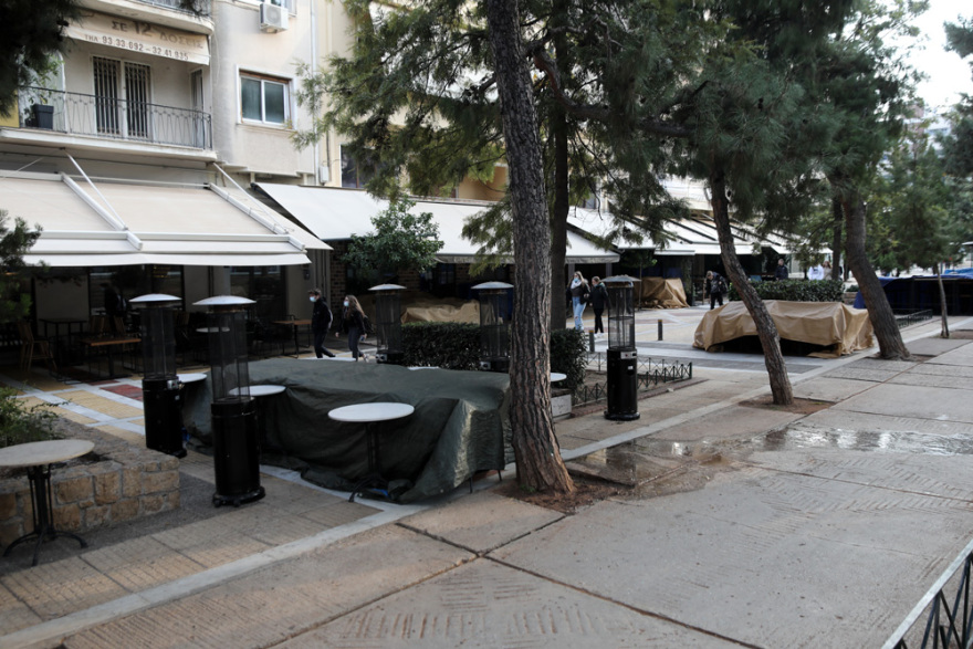Κατέβασε ρολά η εστίαση, άδειασαν οι πλατείες - Τι ζητούν οι ιδιοκτήτες 