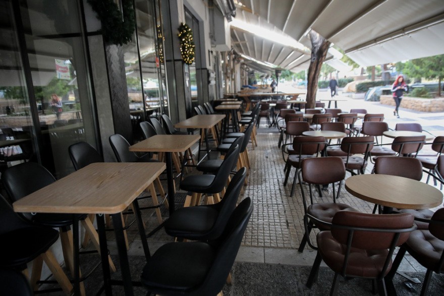 Κατέβασε ρολά η εστίαση, άδειασαν οι πλατείες - Τι ζητούν οι ιδιοκτήτες 