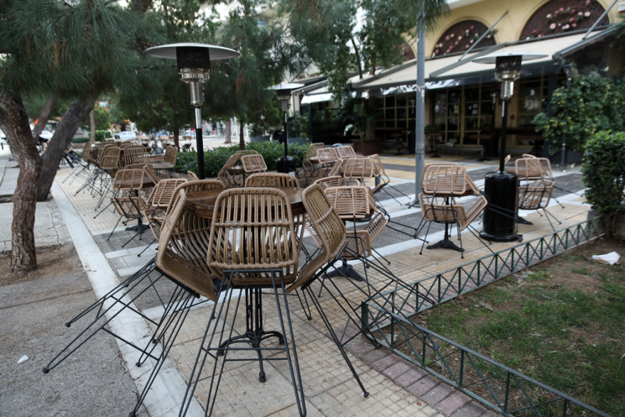 Κατέβασε ρολά η εστίαση, άδειασαν οι πλατείες - Τι ζητούν οι ιδιοκτήτες 