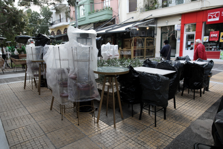 Κατέβασε ρολά η εστίαση, άδειασαν οι πλατείες - Τι ζητούν οι ιδιοκτήτες 