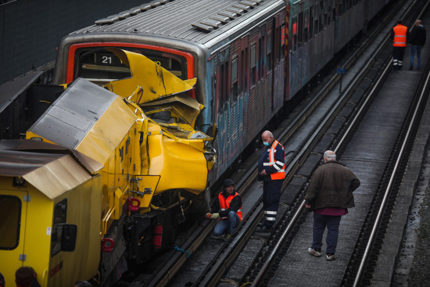Δυστύχημα στον ΗΣΑΠ: Ένας νεκρός και δύο τραυματίες μετά από σύγκρουση βαγονιών στον ηλεκτρικό 