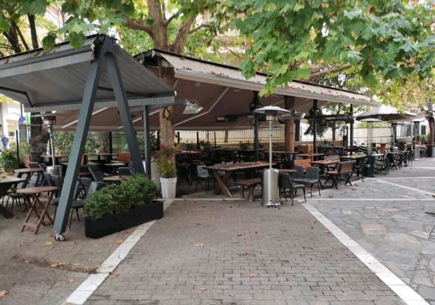 Κατέβασε ρολά η εστίαση, άδειασαν οι πλατείες - Τι ζητούν οι ιδιοκτήτες 